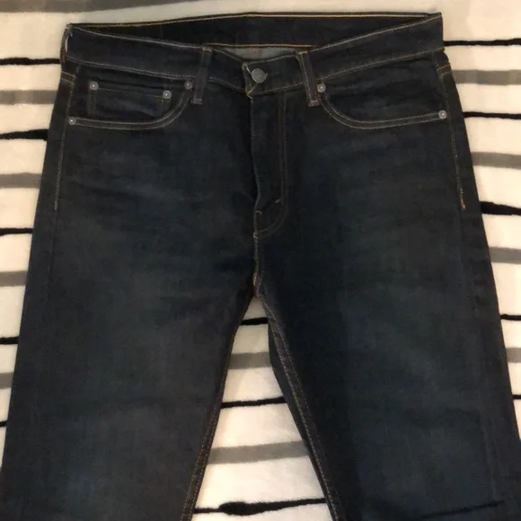 5 pairs of Levi’s Jeans